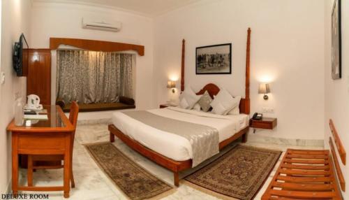 book deluxe room in udaipur (1)