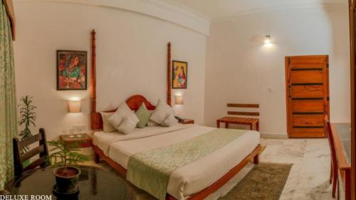 book deluxe room in udaipur (10)