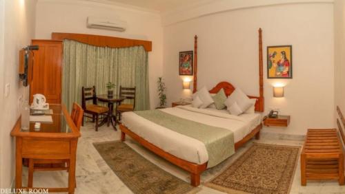 book deluxe room in udaipur (11)