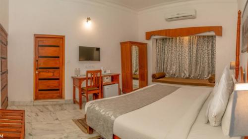 book deluxe room in udaipur (3)