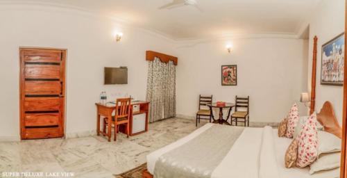 book lake-view-deluxe-room-in-udaipur