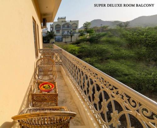 book super deluxe room in udaipur (5)